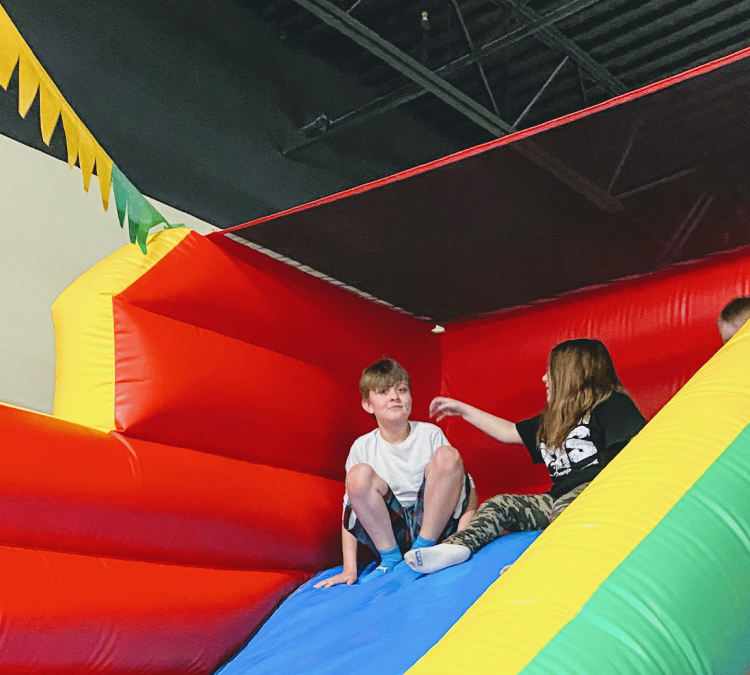 l-squared-jumpers-indoor-inflatable-playground-photo